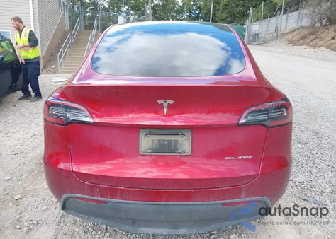 2024 Tesla Model Y Long Range Dual Motor All-Wheel Drive z USA, uszkodzony, nr VIN 7SAYGDEE2RA241406